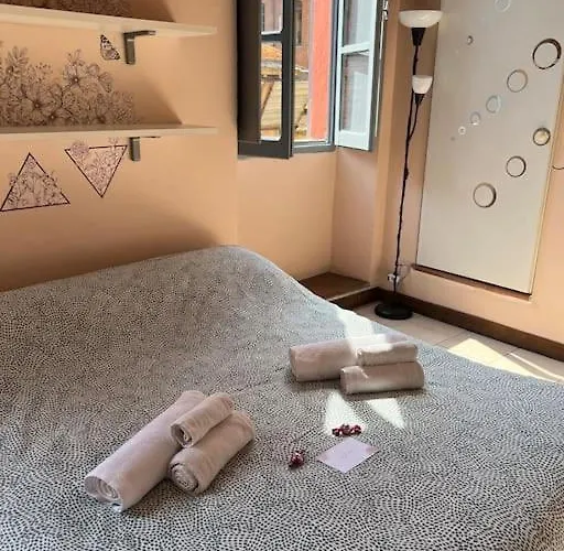 Minimal Con Travi A Vista Lägenhet Piacenza